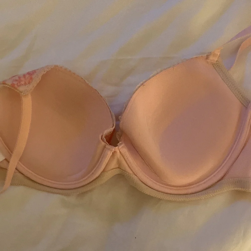 Pink bra - Picture 3 of 4